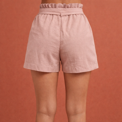Dames shorts in roze met minimalistisch design, zacht en comfortabel voor casual en stijlvolle outfits.