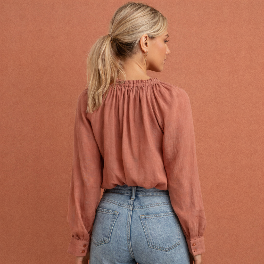 Dames volant blouse in roze met minimalistisch design, zacht en comfortabel voor casual en stijlvolle outfits.