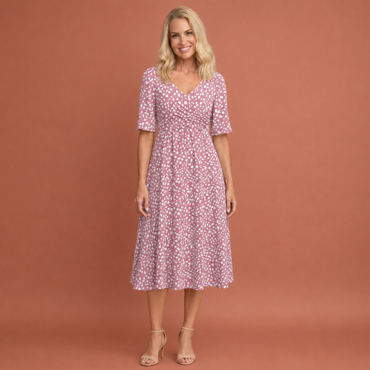 Dames midi-jurk in roze met minimalistisch design, zacht en comfortabel voor casual en stijlvolle outfits.