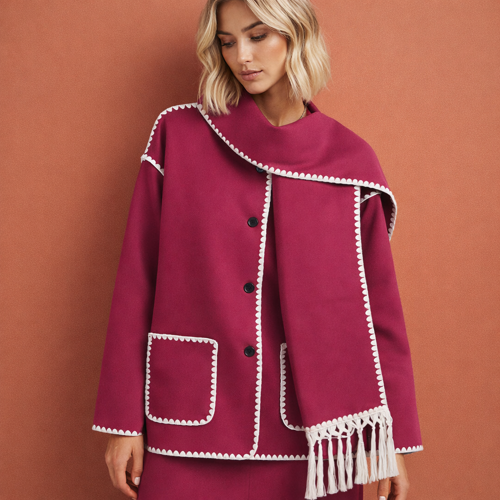 Roze elegante damesjas met ruime pasvorm en bijpassende sjaal, ideaal voor stijlvolle outfits tijdens koude dagen.