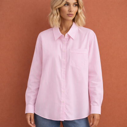 Dames gestreepte blouse in roze met minimalistisch design, zacht en comfortabel voor casual en stijlvolle outfits.