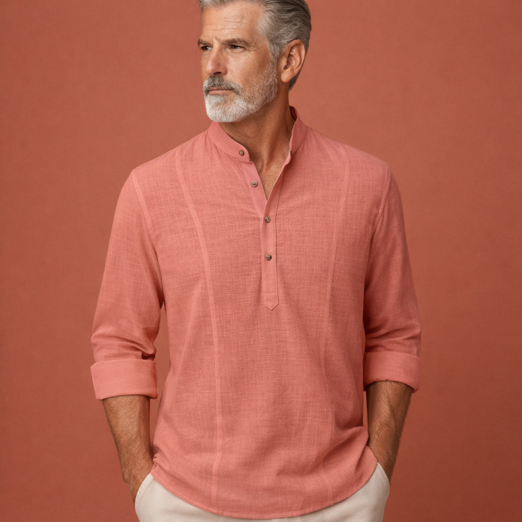 Heren langarmshirt in roze met minimalistisch design, licht en comfortabel voor casual en stijlvolle zomeroutfits.