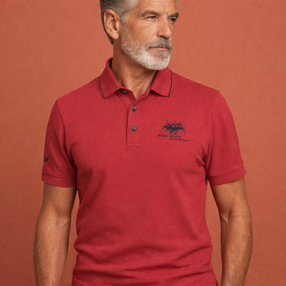 Heren polo in roze met minimalistisch design, zacht en comfortabel voor casual en stijlvolle outfits.