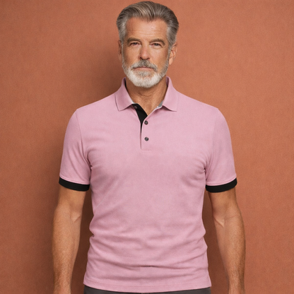 Heren polo in roze met minimalistisch design, zacht en comfortabel voor casual en stijlvolle outfits.