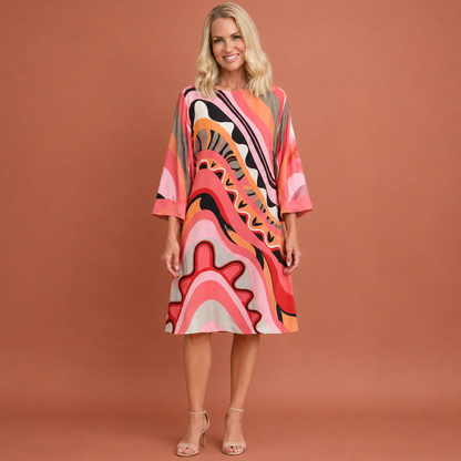 Dames zomerjurk in roze met minimalistisch design, zacht en comfortabel voor casual en stijlvolle outfits.