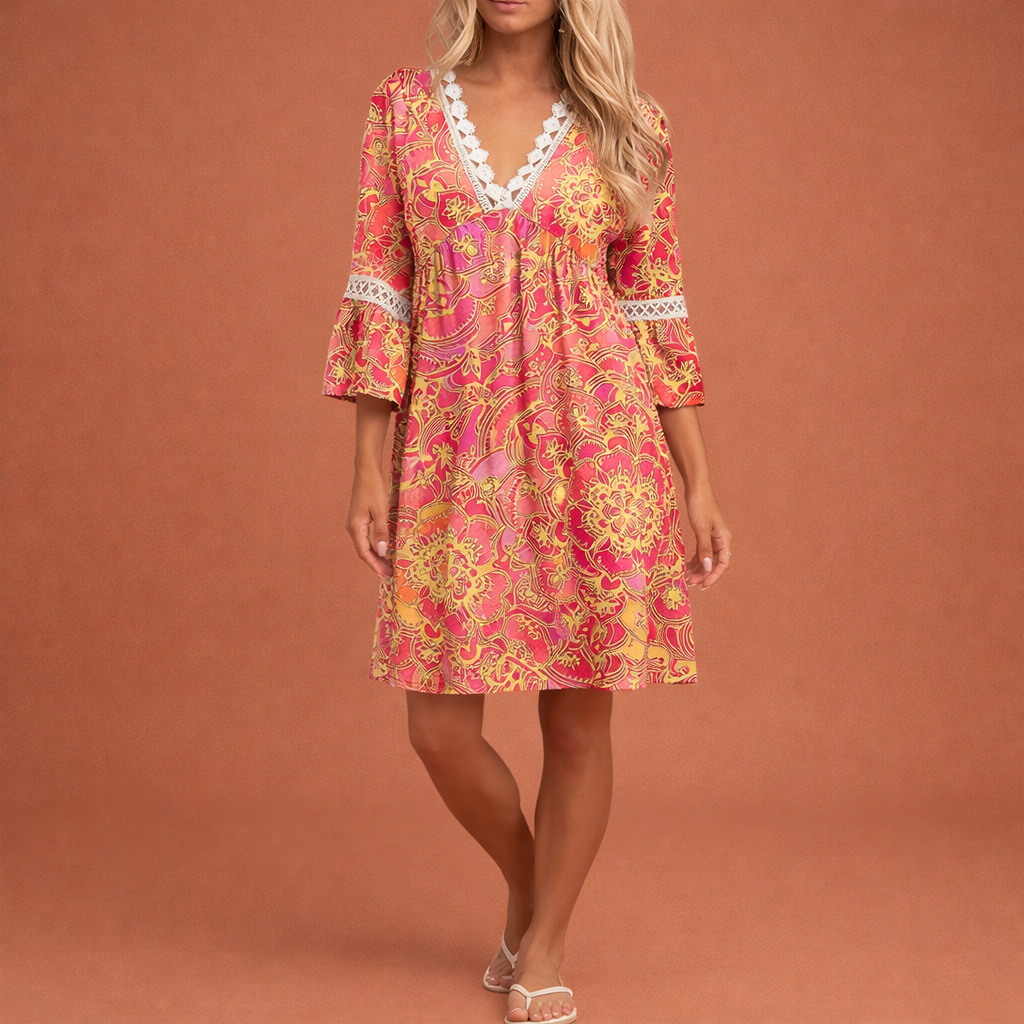 Dames midi jurk in roze met minimalistisch design, zacht en comfortabel voor casual en stijlvolle outfits.