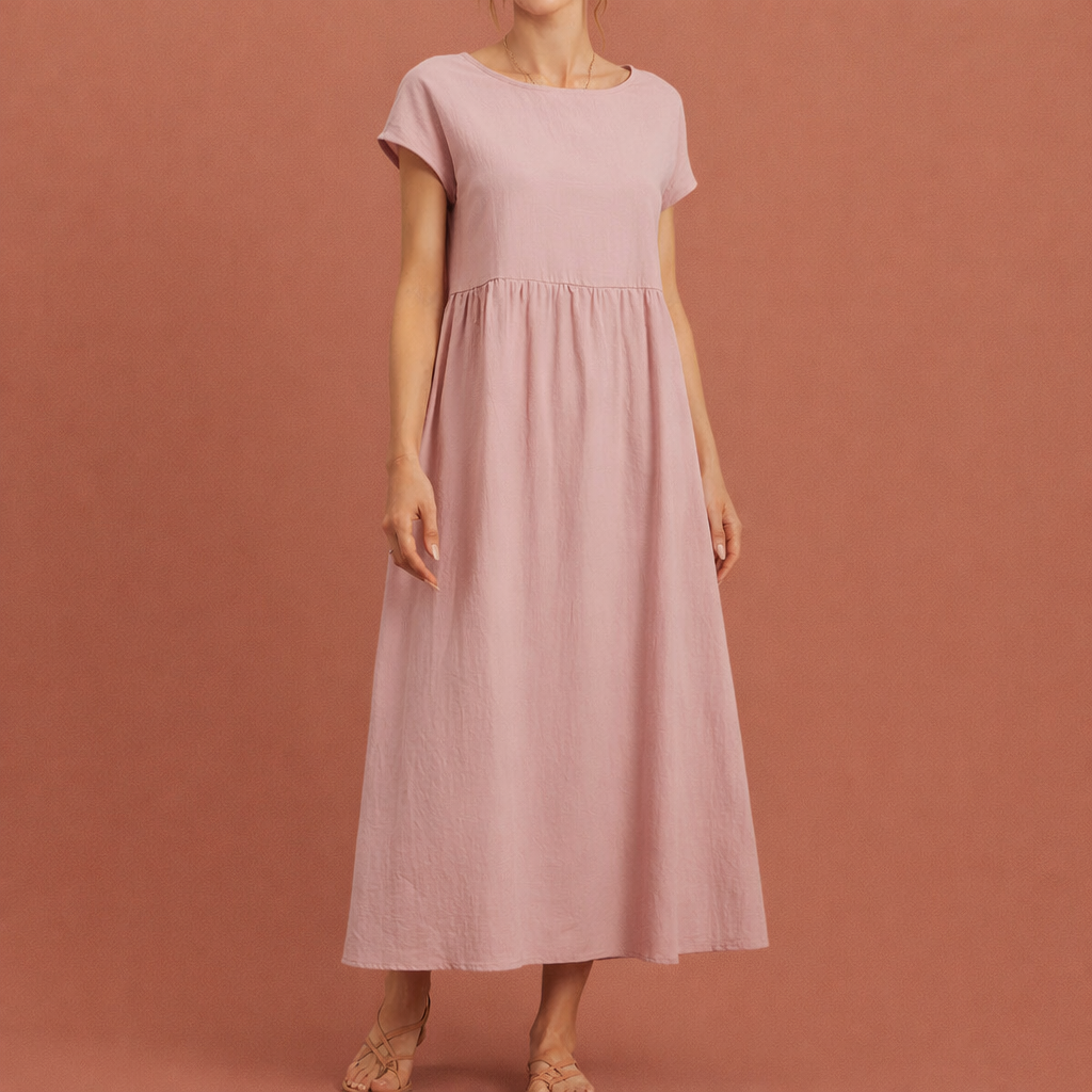 Dames midi jurk in roze met minimalistisch design, zacht en comfortabel voor casual en stijlvolle outfits.