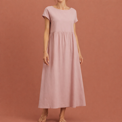 Dames midi jurk in roze met minimalistisch design, zacht en comfortabel voor casual en stijlvolle outfits.