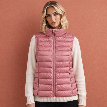 Roze dames mouwloze bodywarmer met ritssluiting en comfortabele pasvorm, ideaal voor dagelijks gebruik en koude dagen.
