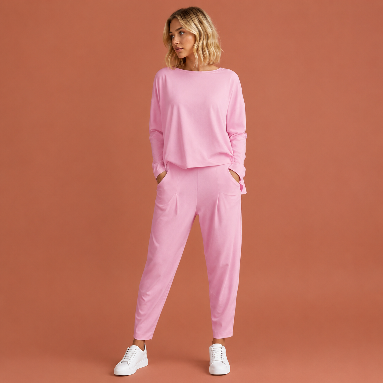 Dames sportieve set in roze met minimalistisch design, zacht en comfortabel voor casual en stijlvolle outfits.
