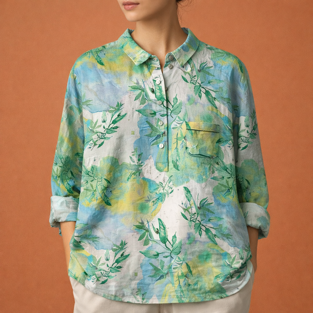 Dames blouse in saliegroen met minimalistisch design, zacht en comfortabel voor casual en stijlvolle outfits.