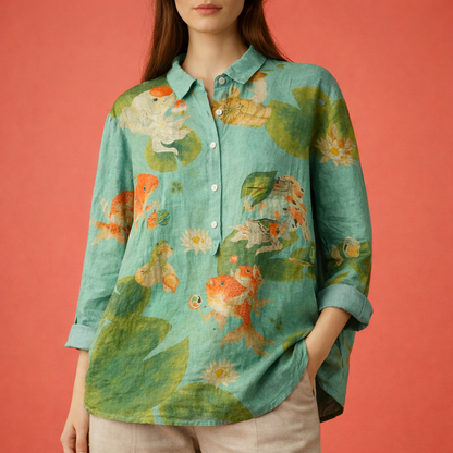 Dames blouse in saliegroen met minimalistisch design, zacht en comfortabel voor casual en stijlvolle outfits.
