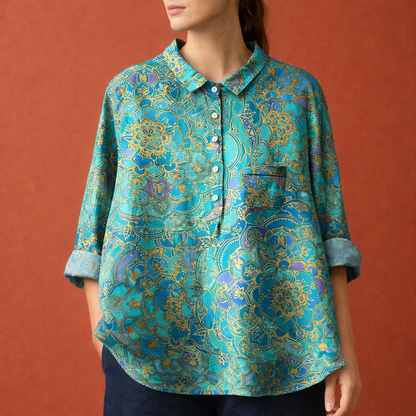 Dames blouse in turkoois met minimalistisch design, zacht en comfortabel voor casual en stijlvolle outfits.