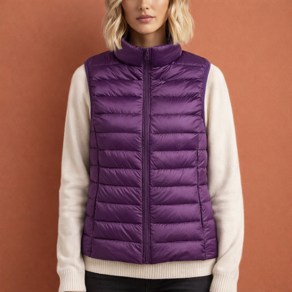 Violet dames mouwloze bodywarmer met ritssluiting en comfortabele pasvorm, ideaal voor dagelijks gebruik en koude dagen.