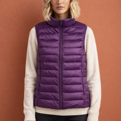 Violet dames mouwloze bodywarmer met ritssluiting en comfortabele pasvorm, ideaal voor dagelijks gebruik en koude dagen.