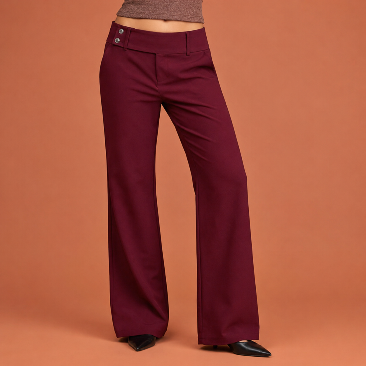 Dames wijde pijp broek in wijnrood met minimalistisch design, zacht en comfortabel voor casual en stijlvolle outfits.
