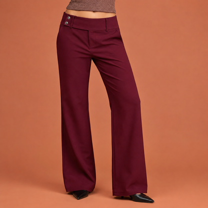 Dames wijde pijp broek in wijnrood met minimalistisch design, zacht en comfortabel voor casual en stijlvolle outfits.