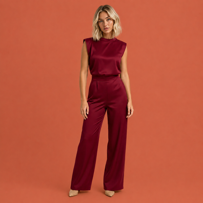 Dames jumpsuit in wijnrood met minimalistisch design, zacht en comfortabel voor casual en stijlvolle outfits.