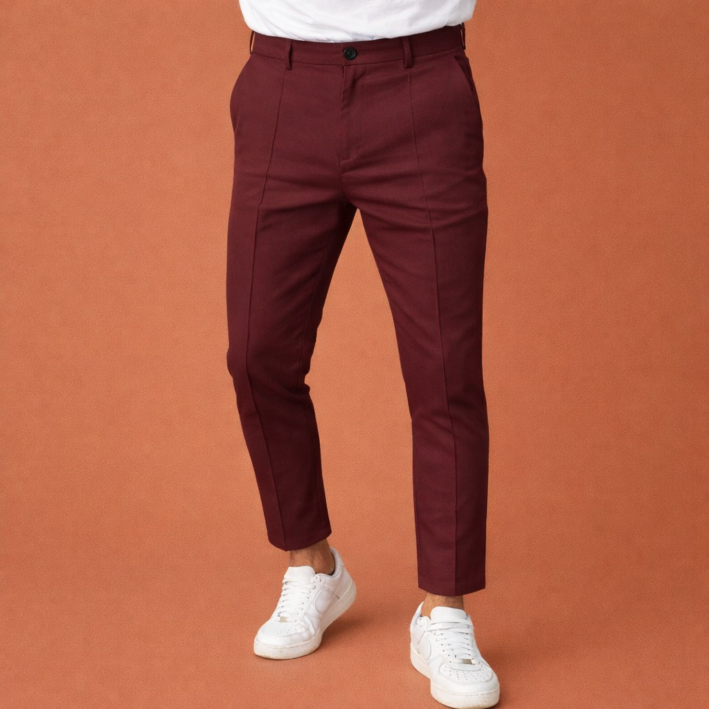 Heren broek in wijnrood met minimalistisch design, zacht en comfortabel voor casual en stijlvolle outfits.