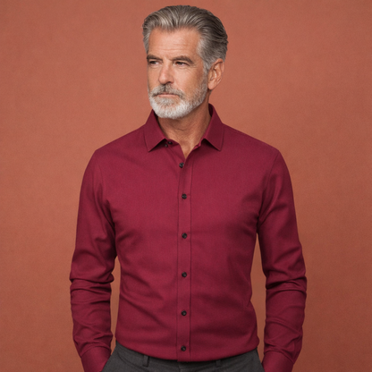 Heren overhemd in wijnrood met minimalistisch design, zacht en comfortabel voor casual en stijlvolle outfits.