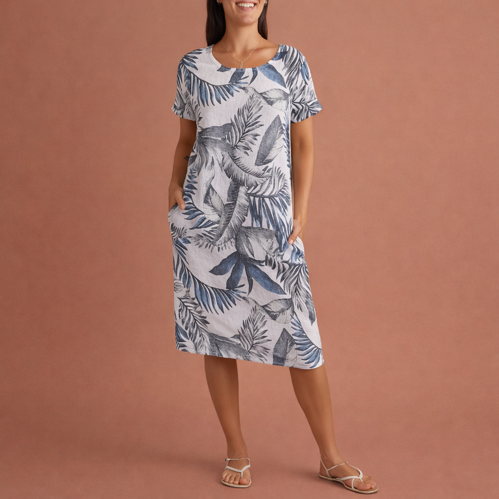 Dames midi-jurk in wit en blauw met minimalistisch design, zacht en comfortabel voor casual en stijlvolle outfits.