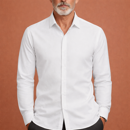 Heren linnen overhemd in wit met minimalistisch design, licht en comfortabel voor casual en stijlvolle outfits.