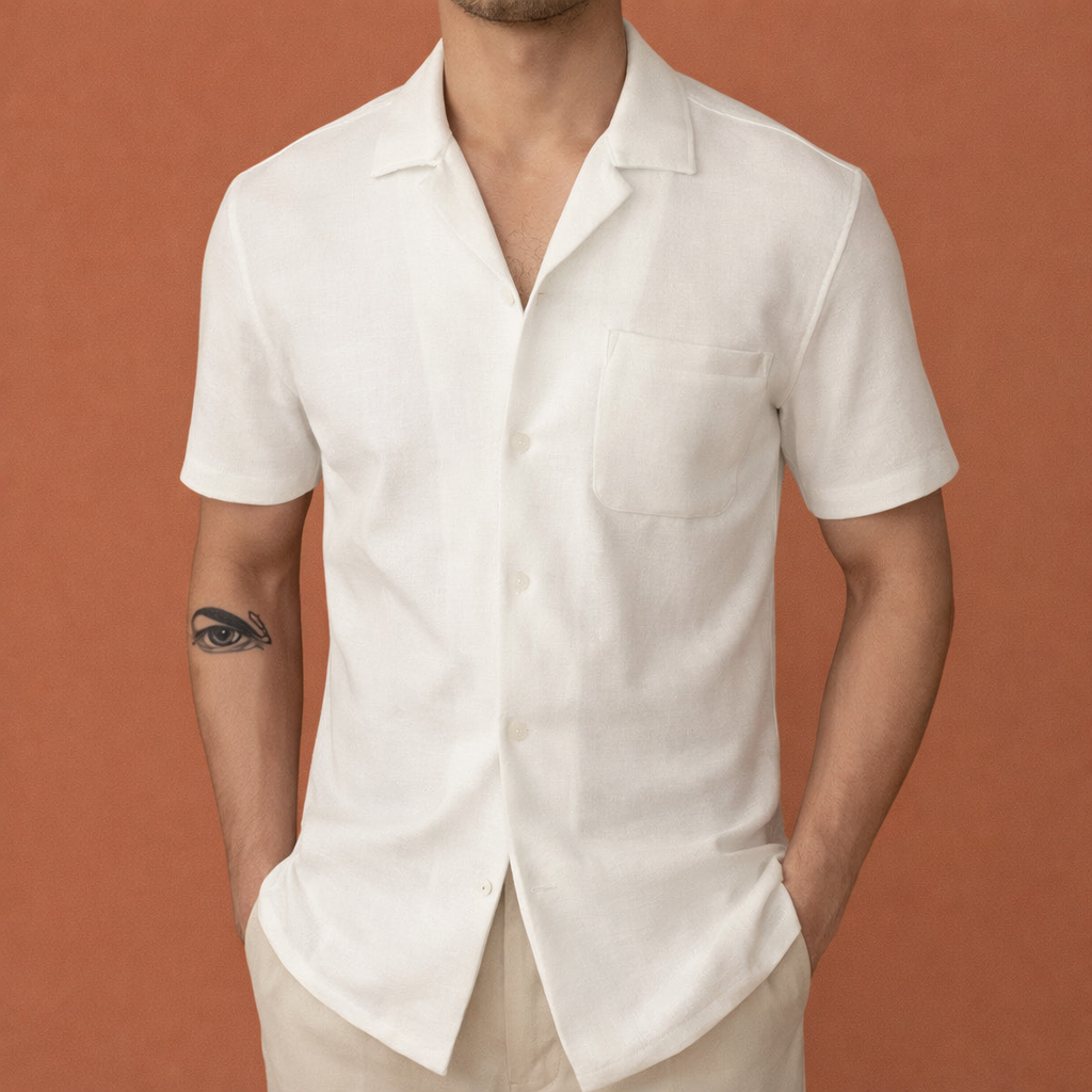 Heren overhemd in wit met minimalistisch design, zacht en comfortabel voor casual en stijlvolle outfits.