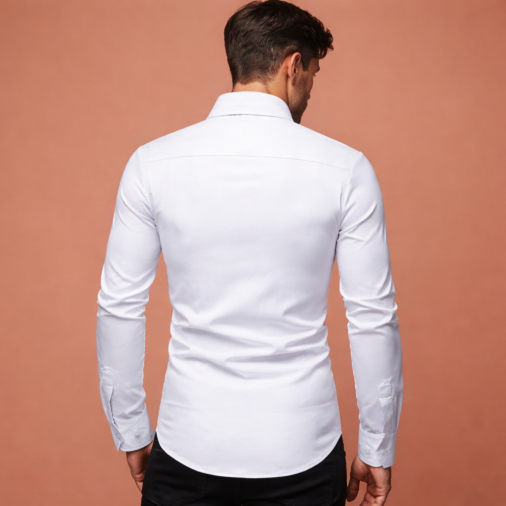 Heren overhemd in wit met minimalistisch design, zacht en comfortabel voor casual en stijlvolle outfits.