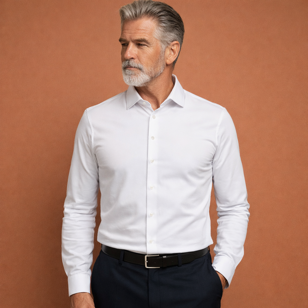 Heren overhemd in wit met minimalistisch design, zacht en comfortabel voor casual en stijlvolle outfits.