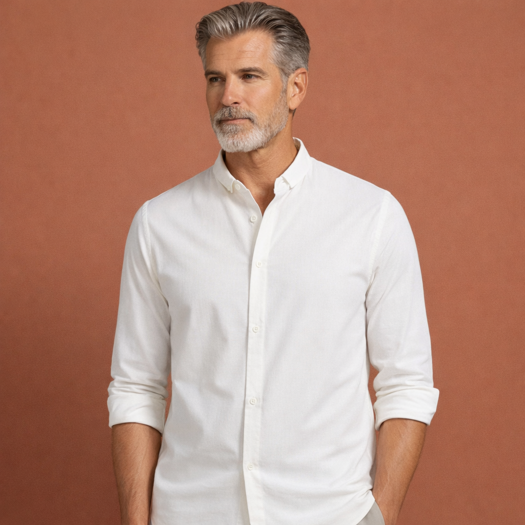 Heren overhemd in wit met minimalistisch design, zacht en comfortabel voor casual en stijlvolle outfits.