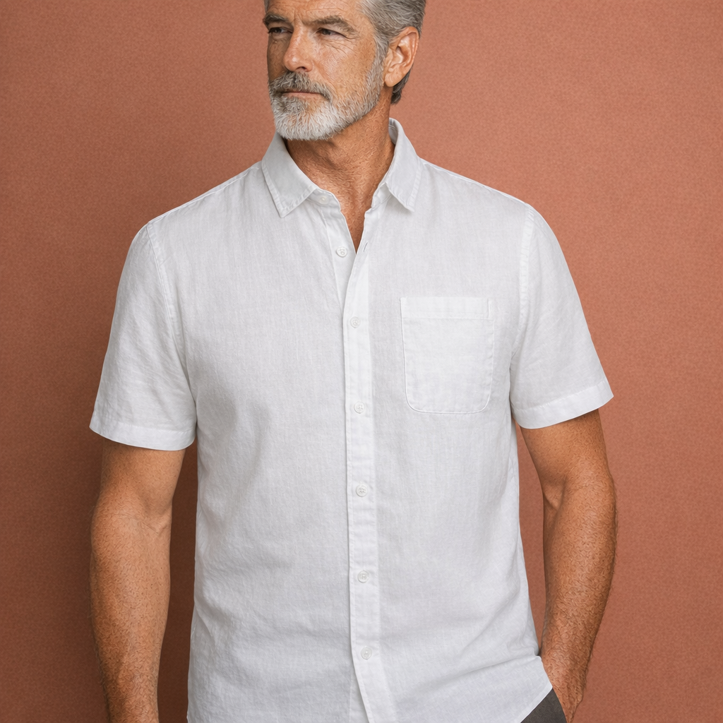 Heren zomershirt in wit met minimalistisch design, zacht en comfortabel voor casual en stijlvolle outfits.