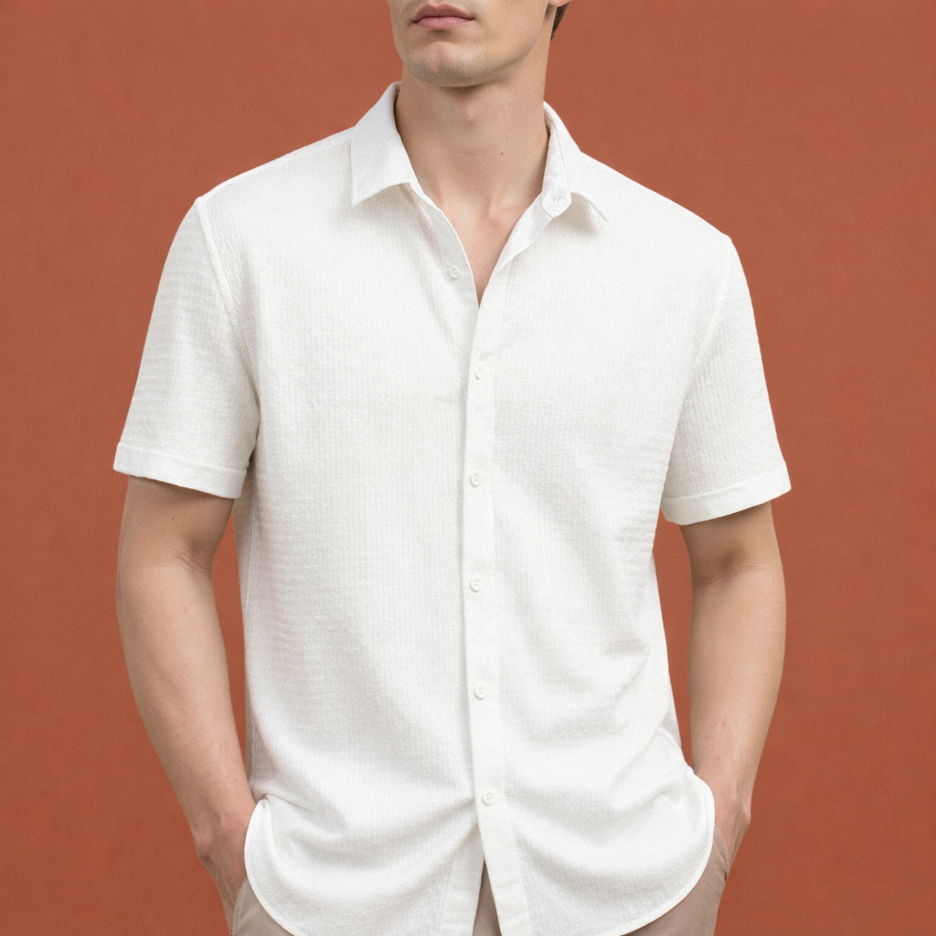 Dames overhemd in wit met minimalistisch design, zacht en comfortabel voor casual en stijlvolle outfits.