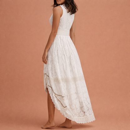 Dames maxi-jurk in wit met minimalistisch design, zacht en comfortabel voor casual en stijlvolle outfits.