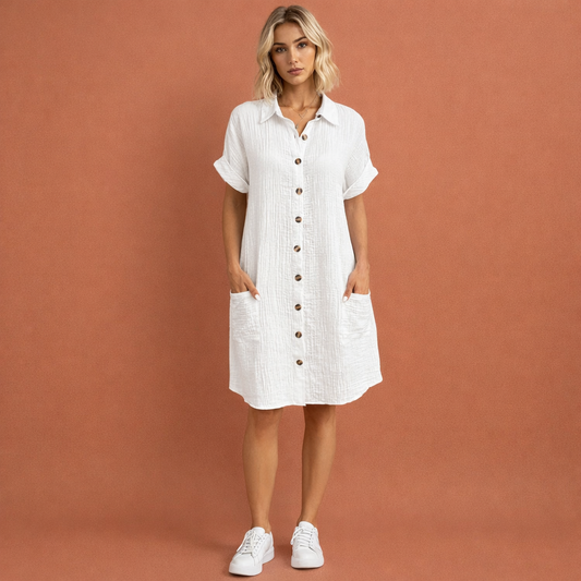 Witte casual hemdjurk voor dames met knoopsluiting en luchtige pasvorm, ideaal voor zomerse dagen.