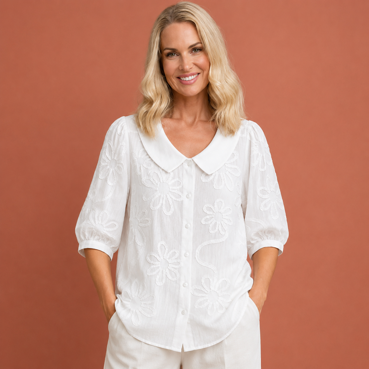 Dames bloemen blouse in wit met minimalistisch design, zacht en comfortabel voor casual en stijlvolle outfits.