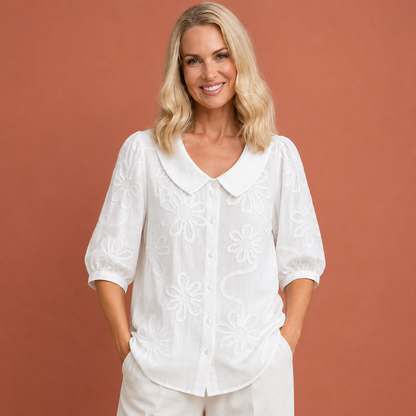Dames bloemen blouse in wit met minimalistisch design, zacht en comfortabel voor casual en stijlvolle outfits.