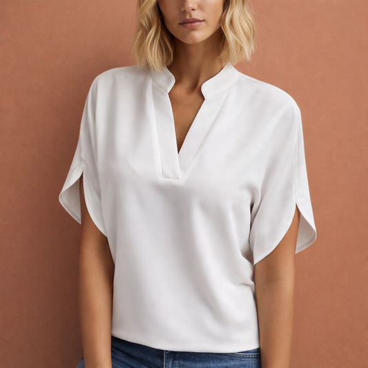 Dames blouse in wit met minimalistisch design, zacht en comfortabel voor casual en stijlvolle outfits.