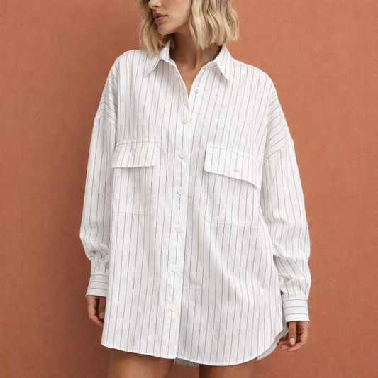 Dames blouse in wit met minimalistisch design, zacht en comfortabel voor casual en stijlvolle outfits.