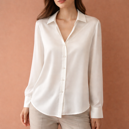 Dames blouse in wit met minimalistisch design, zacht en comfortabel voor casual en stijlvolle outfits.