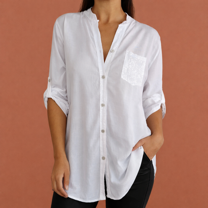 Dames blouse in wit met paillettenzak, zacht en comfortabel voor casual en stijlvolle outfits.