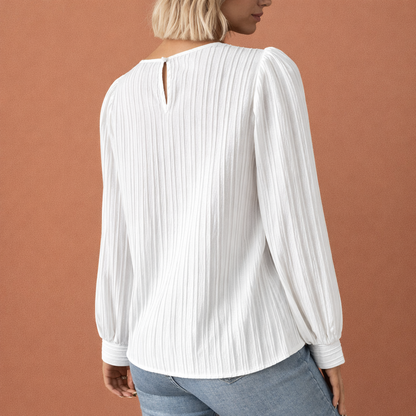 Dames blouse in wit met minimalistisch design, zacht en comfortabel voor casual en stijlvolle outfits.
