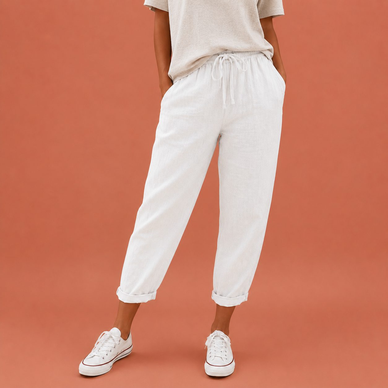 Dames broek in wit met minimalistisch design, zacht en comfortabel voor casual en stijlvolle outfits.
