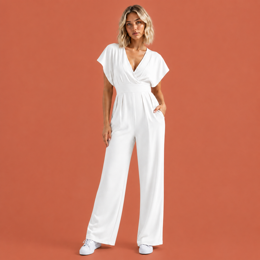 Dames jumpsuit in wit met ruchemouwen, zacht en comfortabel voor casual en stijlvolle outfits.