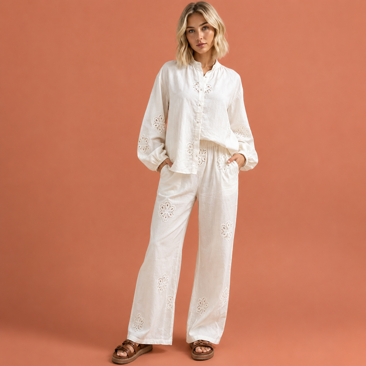 Dames linnen zomer set in wit met minimalistisch design, zacht en comfortabel voor casual en stijlvolle outfits.
