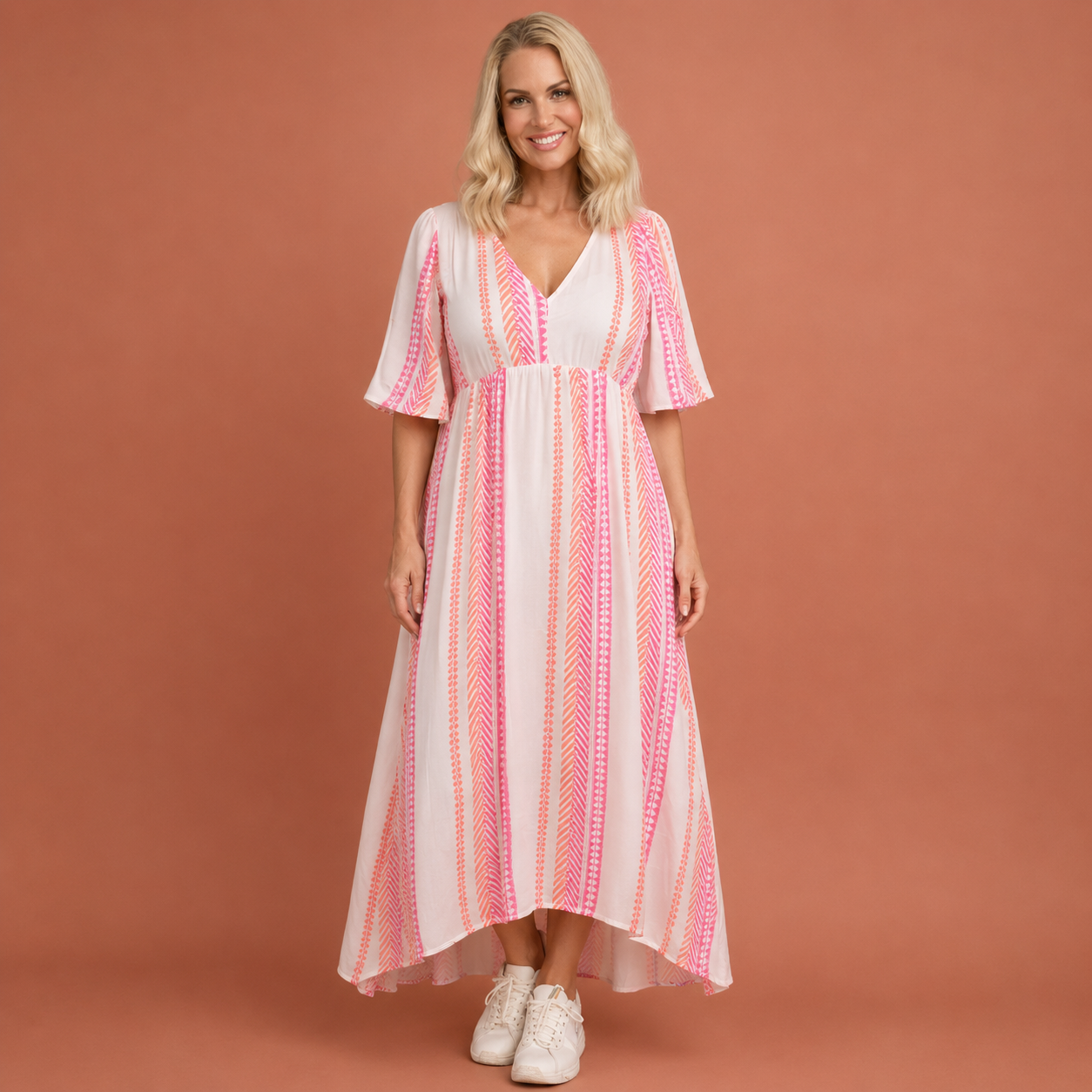 Dames linnen zomerjurk in wit met minimalistisch design, zacht en comfortabel voor casual en stijlvolle outfits.