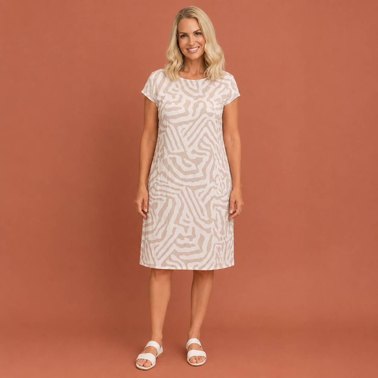 Dames midi jurk in wit met minimalistisch design, zacht en comfortabel voor casual en stijlvolle outfits.