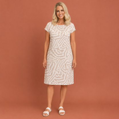Dames midi jurk in wit met minimalistisch design, zacht en comfortabel voor casual en stijlvolle outfits.