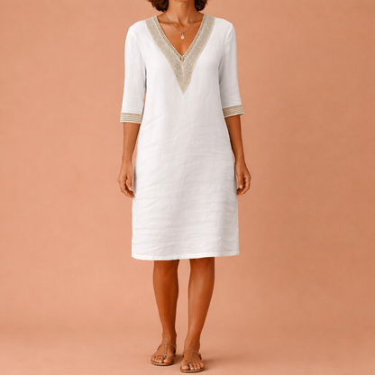 Dames midi jurk in wit met minimalistisch design, zacht en comfortabel voor casual en stijlvolle outfits.