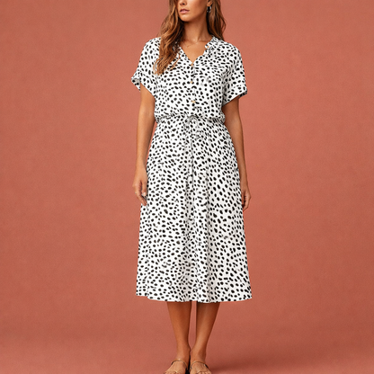 Dames midi jurk in wit met minimalistisch design, zacht en comfortabel voor casual en stijlvolle outfits.