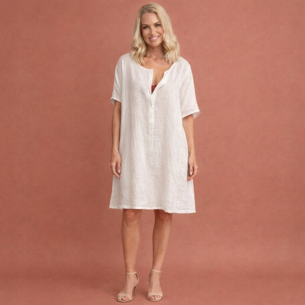 Dames tunic jurk in wit met minimalistisch design, zacht en comfortabel voor casual en stijlvolle outfits.